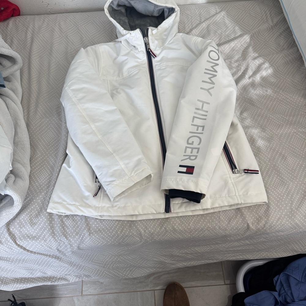 Tommy Hilfiger Women's White Ski Jacket with Logo Sleeve